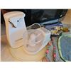 Image 4 : Kitchen Small Appliance and Tool Lot