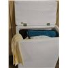 Image 10 : Spring Decor Bundle With Hamper and Towels