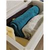 Image 11 : Spring Decor Bundle With Hamper and Towels