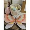 Image 3 : Spring Decor Bundle With Hamper and Towels