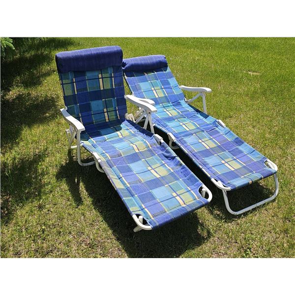 2 Blue Plaid Folding Outdoor Lounge Chairs