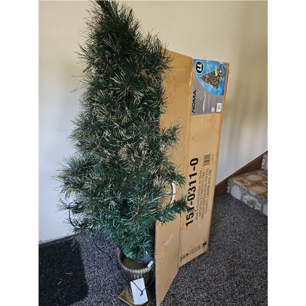NOMA 4ft Indoor/Outdoor LED Fibre Optic Pine Tree