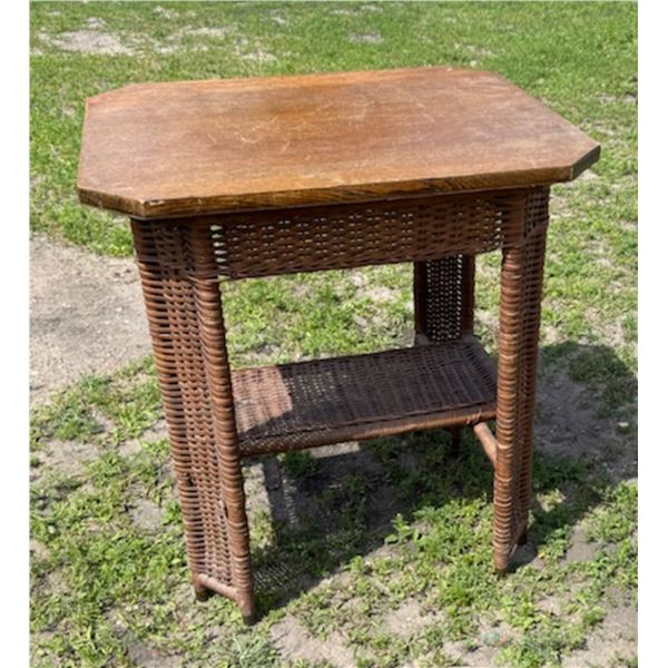 ANTIQUE-STYLE WICKER TABLE