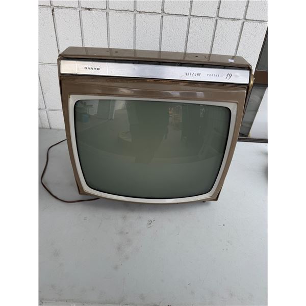 Vintage Sanyo VHF/UHF portable 19 TV