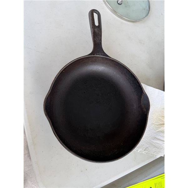LVCOWARE number six cast-iron frying pan