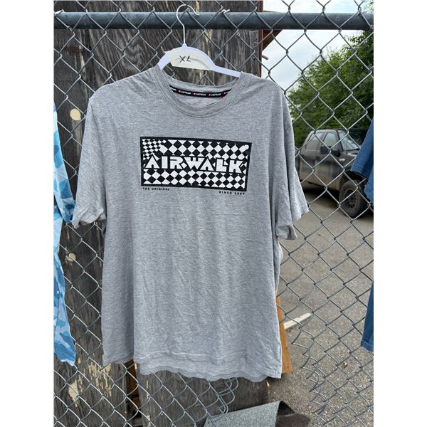 Air walk T-shirt size extra large