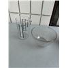Image 1 : Glass measuring cup and Pyrex bowl