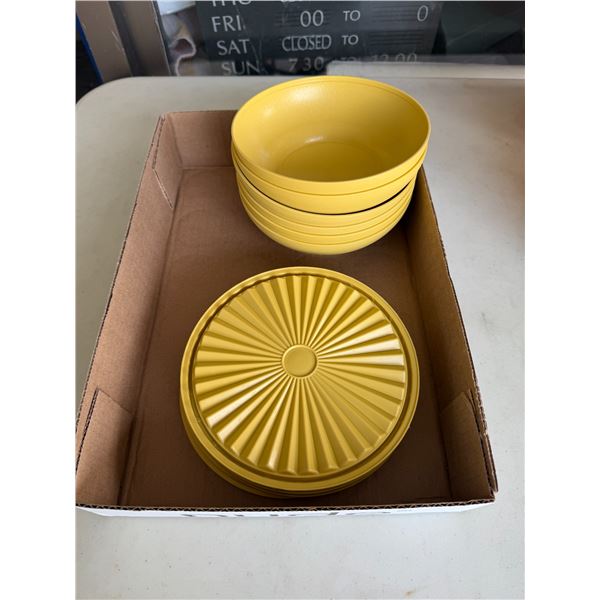 Tupperware bowls with lids