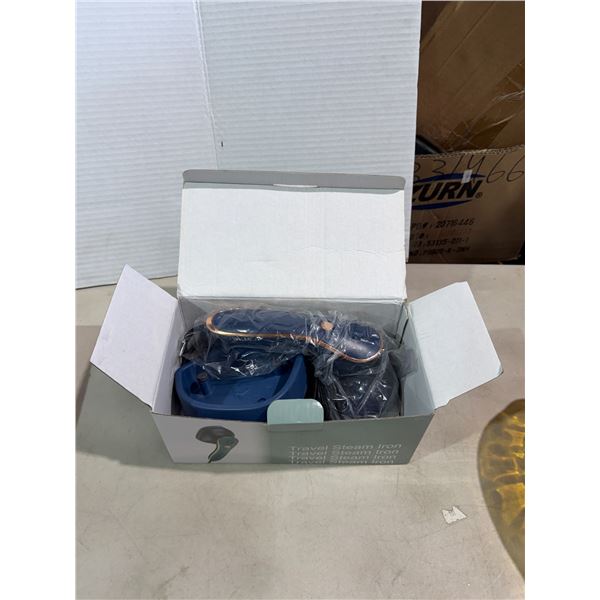 Travel steam iron