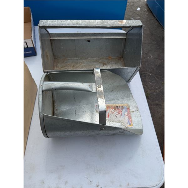 Scoop and container