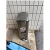 Image 1 : Garbage can