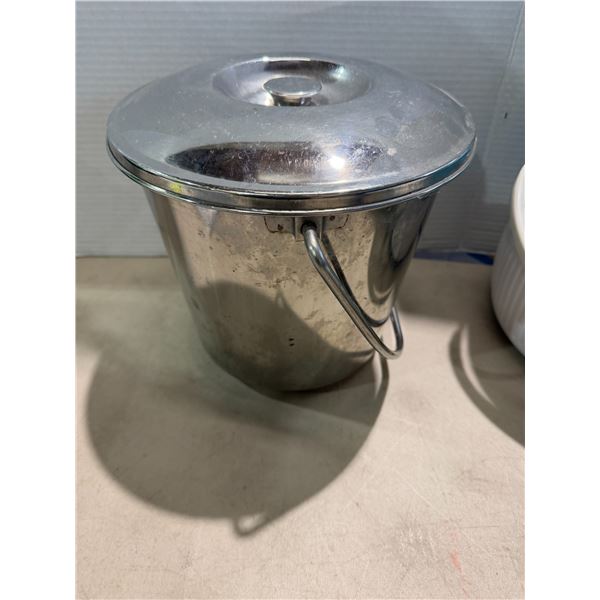 Ice bucket