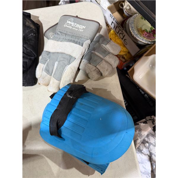 Work gloves and kneepads