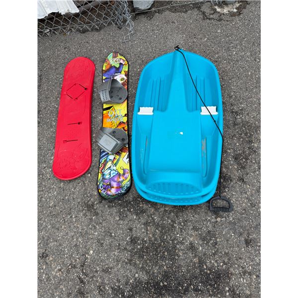 Sleds and snowboard kids