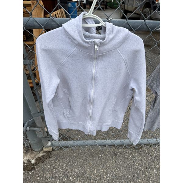 lolE size large zip up