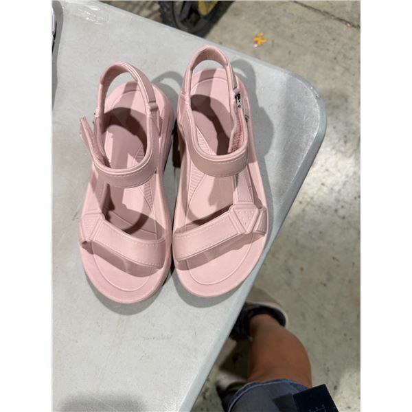 Sandals size 7
