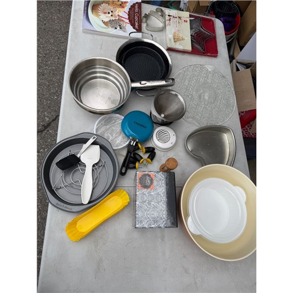 Assorted kitchen items