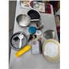 Image 1 : Assorted kitchen items