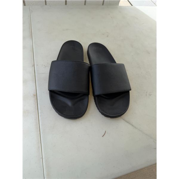 Banana republic slide size not shown