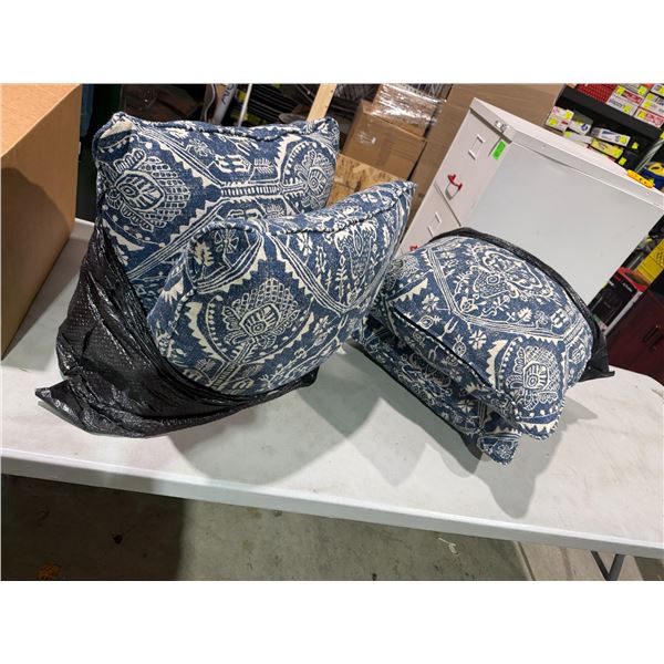 4 cushions