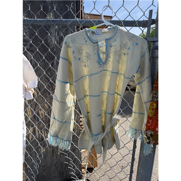 Vintage pear, blossom sweater size large