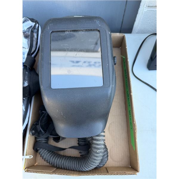 Auto darkening welding helmet