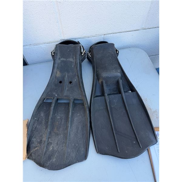 Flippers size extra large