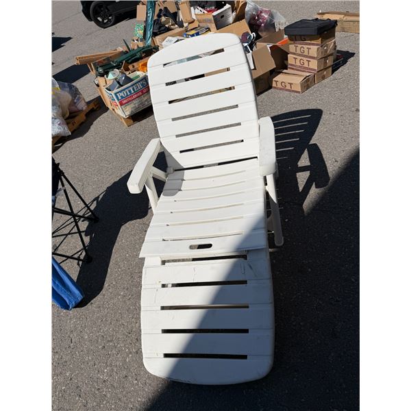 Reclining lounge chair