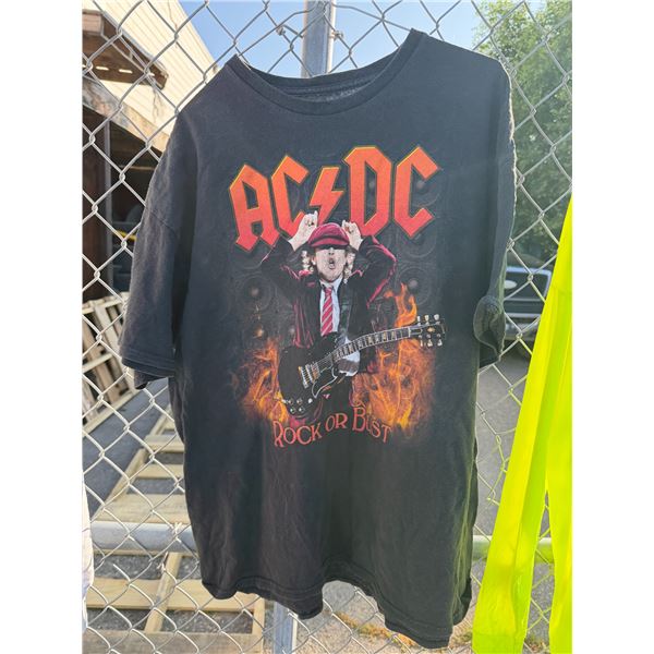 AC/DC T-shirt size not shown