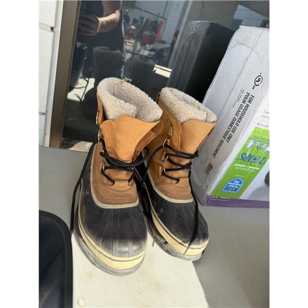 Wind River boots size 8