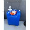 Image 1 : Water container and gloves