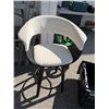 Image 1 : Stool