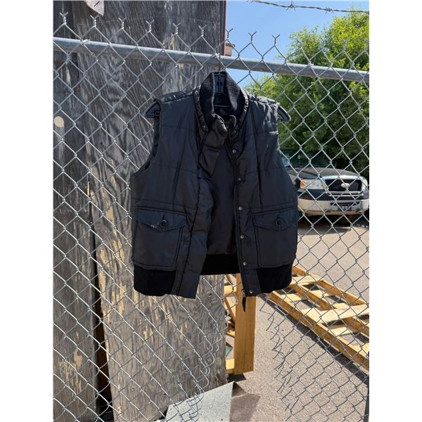 Atmosphere vest size large