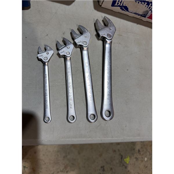 Self setting wrenches