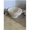 Image 1 : Rae Dunn colander
