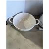 Image 2 : Rae Dunn colander