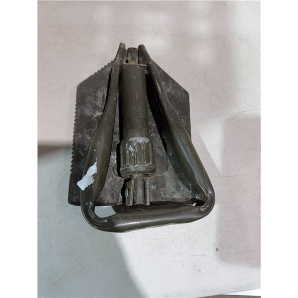 Folding shovel
