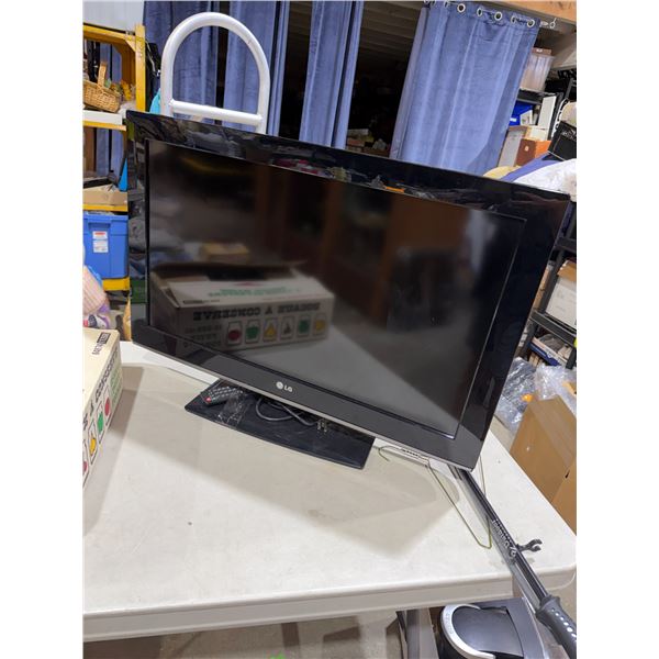 LG 32 inch TV with remote