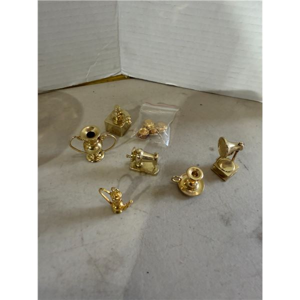 Dollhouse accessories