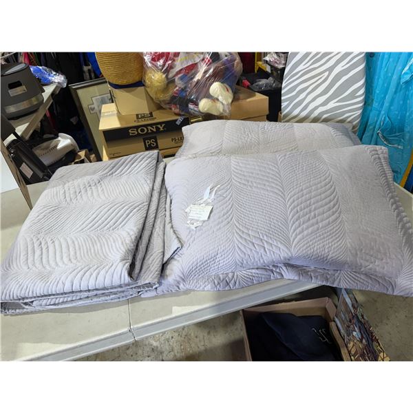 Queen size quilted bedspread with pillows and shams