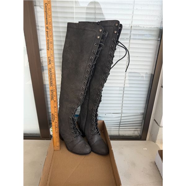 Boots size 7