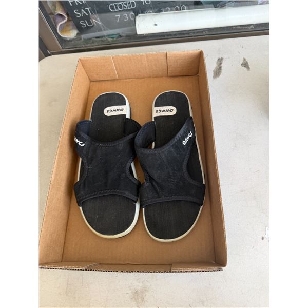 DAWGS size 9