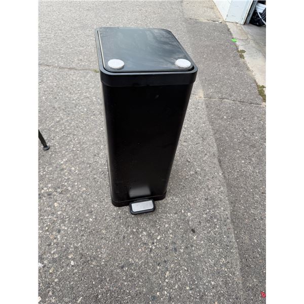 Garbage can