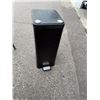Image 1 : Garbage can