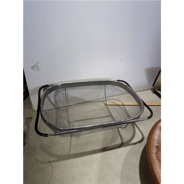 Adjustable colander