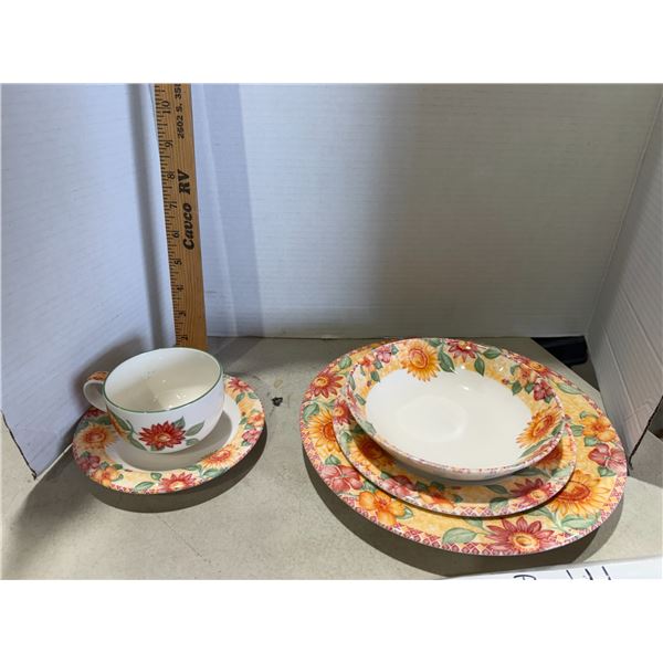 Beautiful Royal DOULTON sunburst place setting