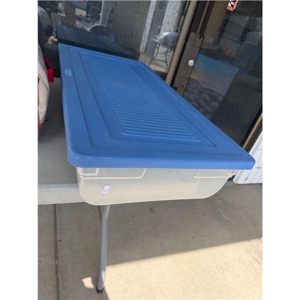 Rubbermaid storage container