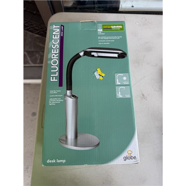 Fluorescent desk lamp