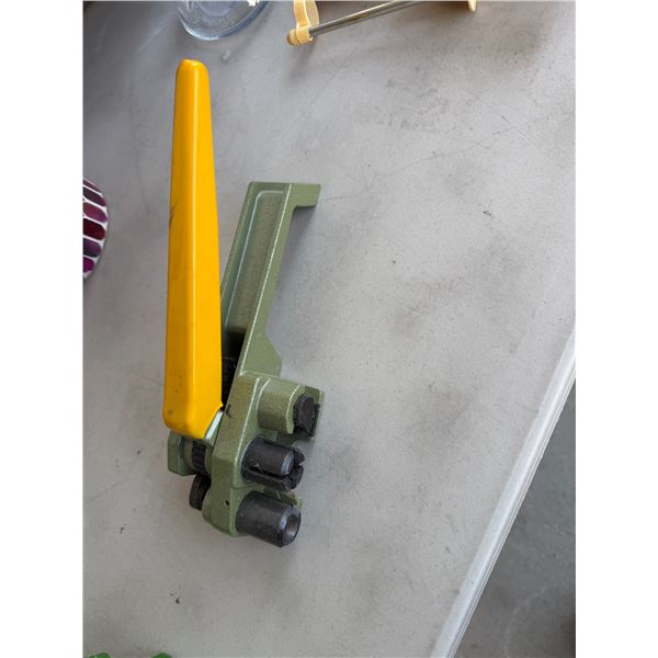 Strap tightener binding tool