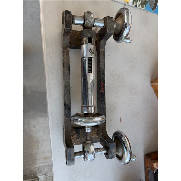 Wall cutting tool
